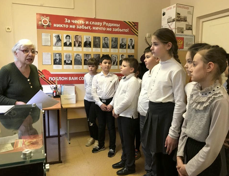 Учащиеся 3-А класса под руководством Бобылевой Е. Ю. посетили школьный музей и прослушали беседу, посвящённую Дню полного освобождения Ленинграда от блокады